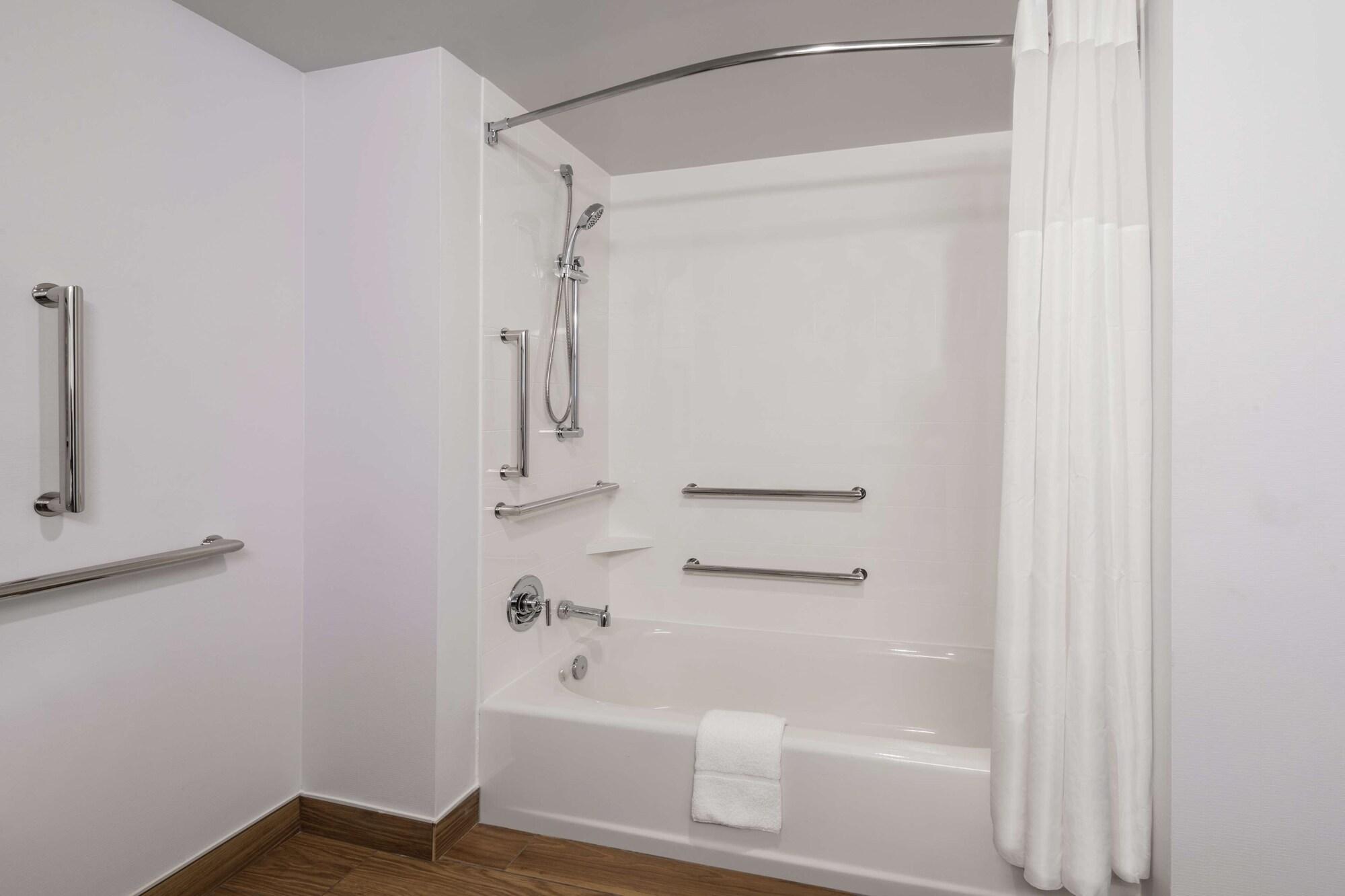 Hampton Inn & Suites Fort Wayne Downtown Экстерьер фото